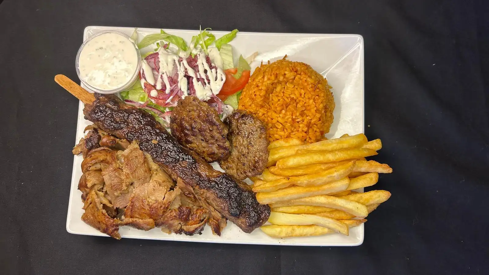 Assiette k�fte avec grillades turques, frites et accompagnements au restaurant Turk�Azur � Hy�res