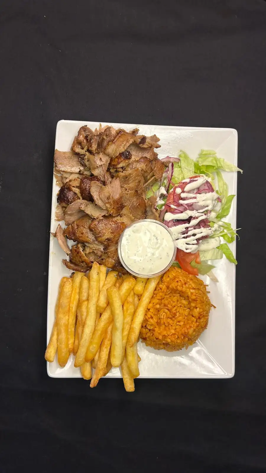 Assiette kebab avec viande grill�e, frites et accompagnements, disponible en livraison chez Turk�Azur � Hy�res